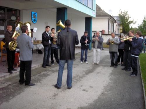 201105082216170.20110430_stavanie_maja14