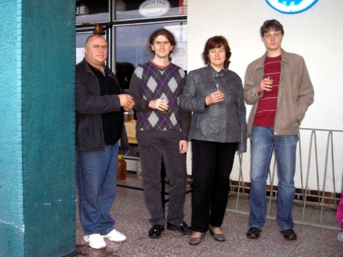 201105082216170.20110430_stavanie_maja19