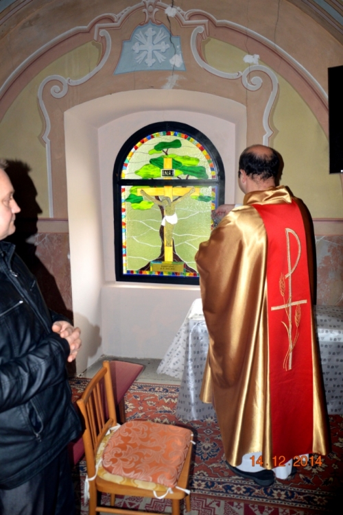 201412172031320.kostol_posvatenie_vitrazi_011