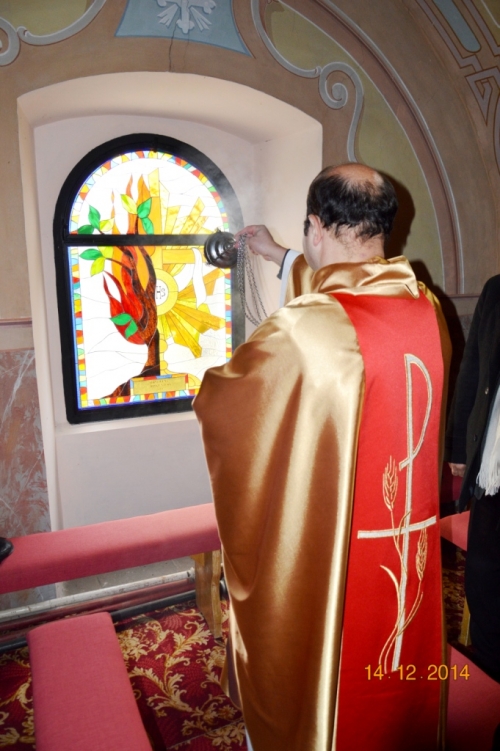 201412172031320.kostol_posvatenie_vitrazi_013