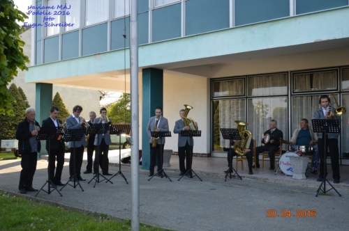 201605011919260.20160430_stavanie_maja_013