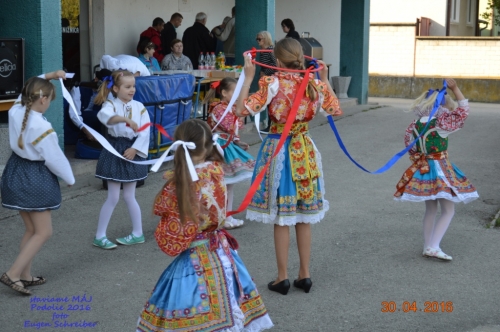 201605011919260.20160430_stavanie_maja_031