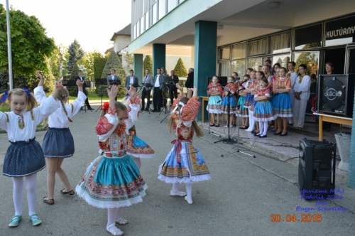 201605011919260.20160430_stavanie_maja_047