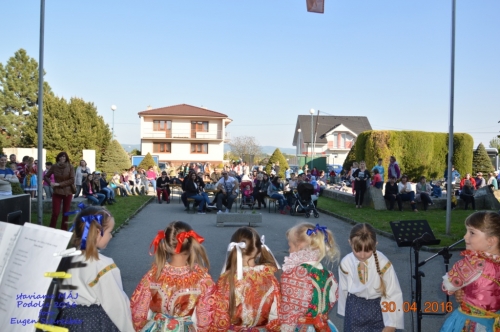201605011919260.20160430_stavanie_maja_050