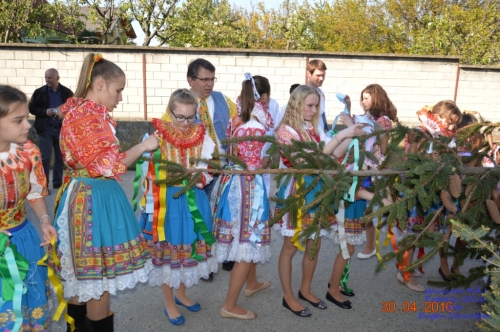 201605011919260.20160430_stavanie_maja_053