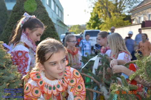 201605011919260.20160430_stavanie_maja_057
