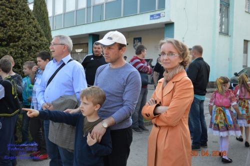 201605011919260.20160430_stavanie_maja_072