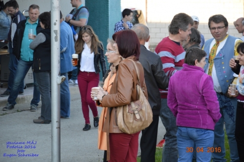 201605011919260.20160430_stavanie_maja_123
