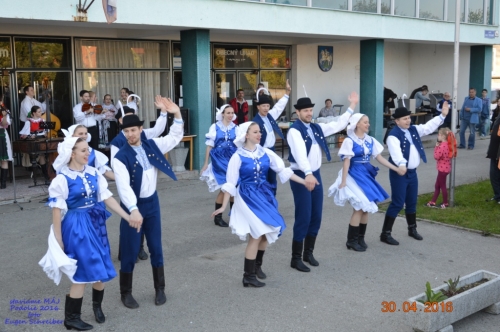 201605011919260.20160430_stavanie_maja_131