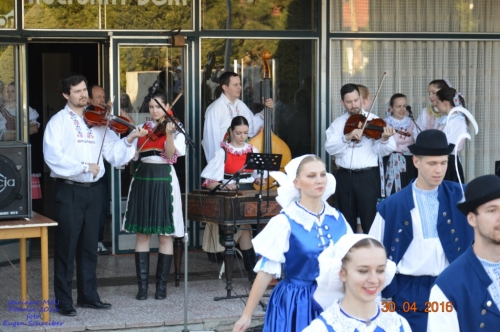 201605011919260.20160430_stavanie_maja_132