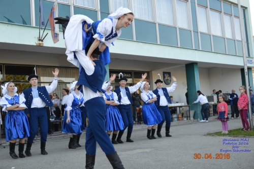 201605011919260.20160430_stavanie_maja_134