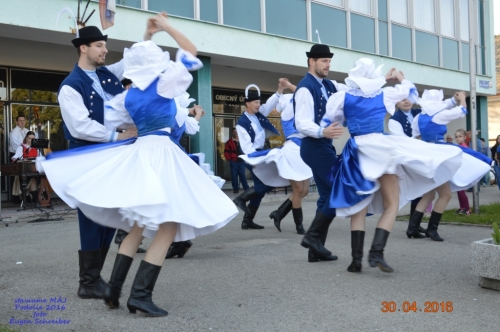 201605011919260.20160430_stavanie_maja_135