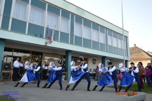 201605011919260.20160430_stavanie_maja_137