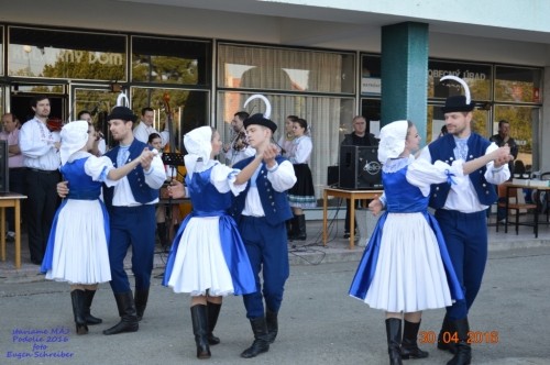201605011919260.20160430_stavanie_maja_140