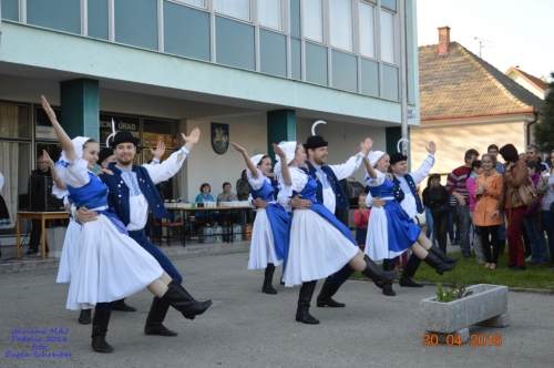 201605011919260.20160430_stavanie_maja_145