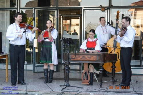 201605011919260.20160430_stavanie_maja_157