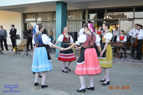 201605011919260.20160430_stavanie_maja_159