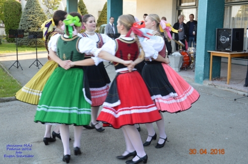 201605011919260.20160430_stavanie_maja_160