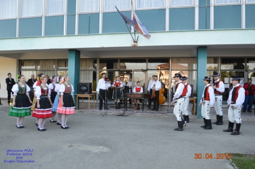 201605011919260.20160430_stavanie_maja_162