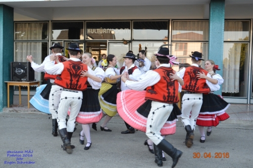 201605011919260.20160430_stavanie_maja_169