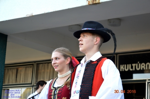 201605011919260.20160430_stavanie_maja_170