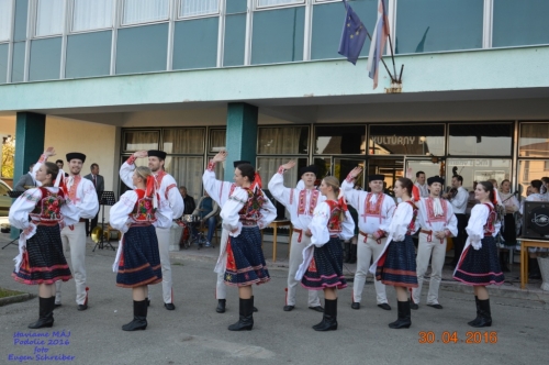 201605011919260.20160430_stavanie_maja_176