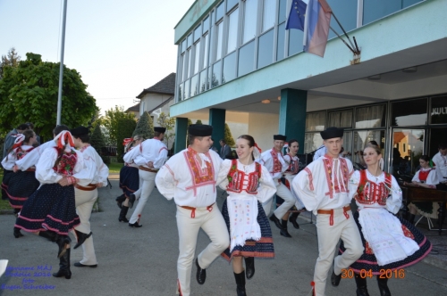 201605011919260.20160430_stavanie_maja_178