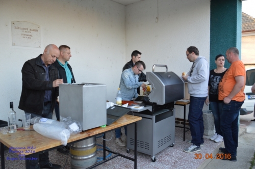 201605011919260.20160430_stavanie_maja_190