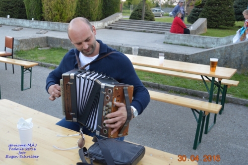 201605011919260.20160430_stavanie_maja_192