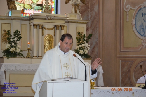 201606051943490.pozehnanie_lavic_v_kostole_039