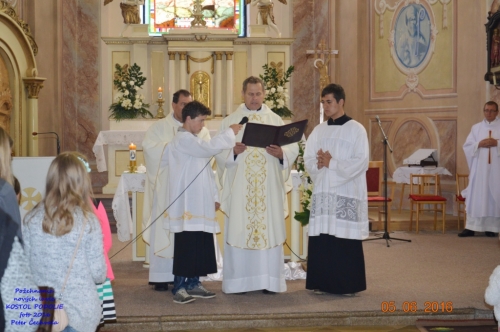 201606051943490.pozehnanie_lavic_v_kostole_061