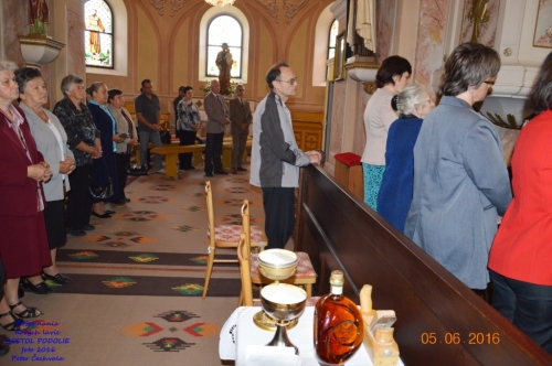 201606051943490.pozehnanie_lavic_v_kostole_062