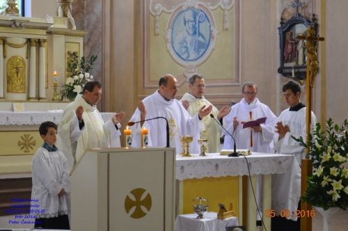 201606051943490.pozehnanie_lavic_v_kostole_084