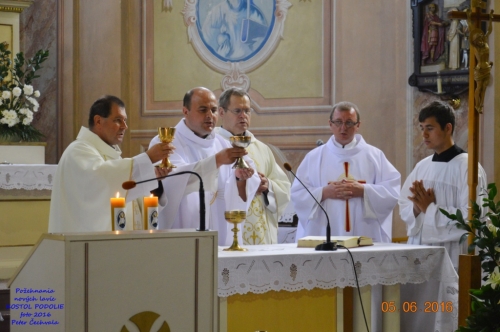 201606051943490.pozehnanie_lavic_v_kostole_088