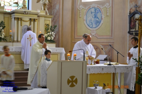 201606051943490.pozehnanie_lavic_v_kostole_096