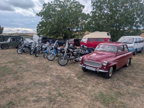 POSLEDNÝ PRÁZDNINOVÝ VÍKEND SA USKUTOČNILO 82. VÝROČIE SNP A STRETNUTIE ZBERATEĽOV HISTORICKÝCH, VOJENSKÝCH VOZIDIEL A VETERÁNOV – fotografia 25