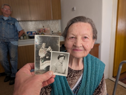 Uctili sme si a potešili našich najstarších občanov našej obce (90 a viac ročných) – fotografia 5
