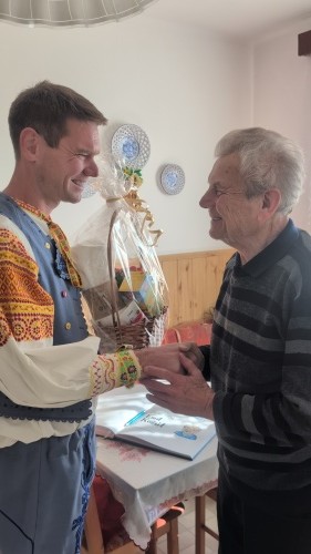 Uctili sme si a potešili našich najstarších občanov našej obce (90 a viac ročných) – fotografia 1