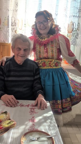 Uctili sme si a potešili našich najstarších občanov našej obce (90 a viac ročných) – fotografia 6
