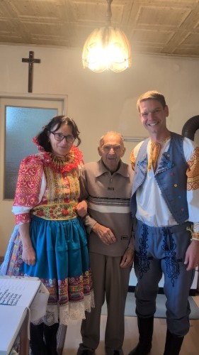 Uctili sme si a potešili našich najstarších občanov našej obce (90 a viac ročných) – fotografia 27