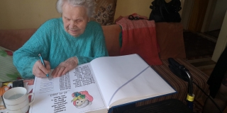 Pán starosta s pani matrikárkou navštívili a uctili si našich najstarších občanov Podolia (90- roční a viac)